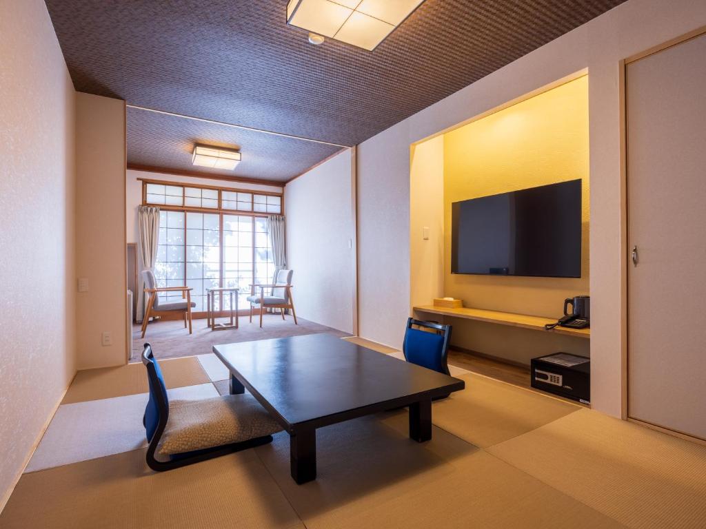 TV a/nebo společenská místnost v ubytování Atami Onsen Yamaki Ryokan