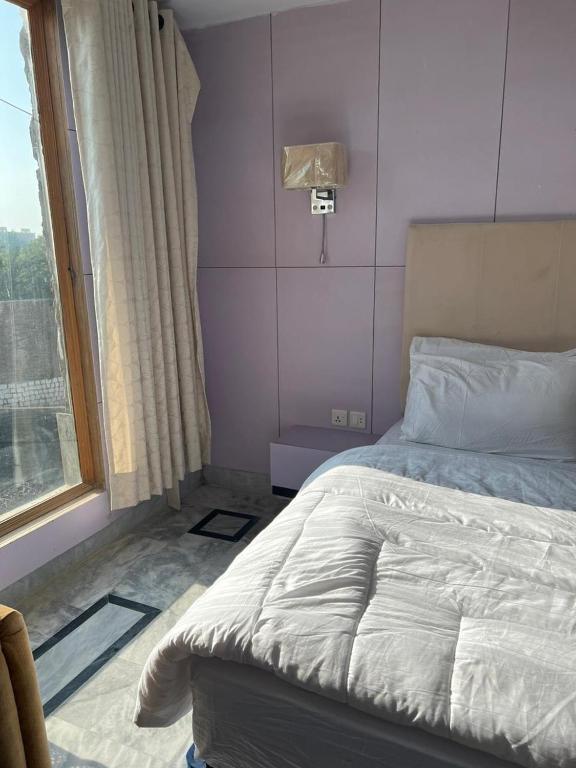 Postel nebo postele na pokoji v ubytování Hotel Hayatt Sukkur