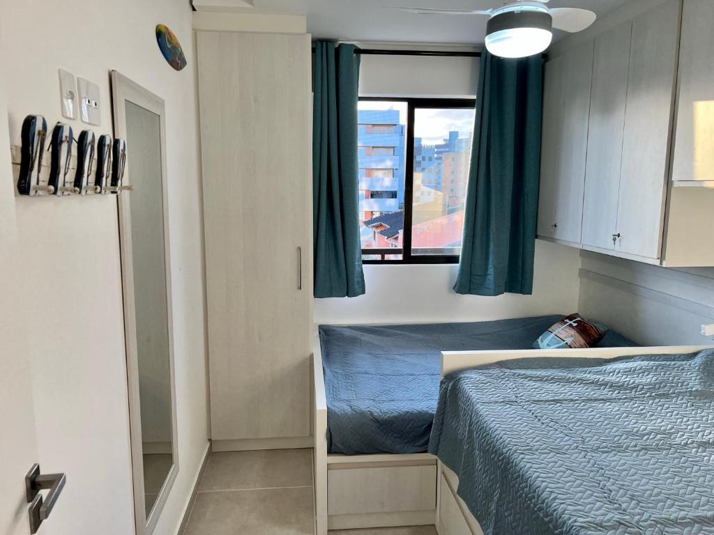 Postel nebo postele na pokoji v ubytování Apto novo com AC 1 quadra da praia Guaratuba PR