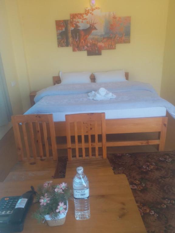 Rúm í herbergi á Hotel Sarangkot