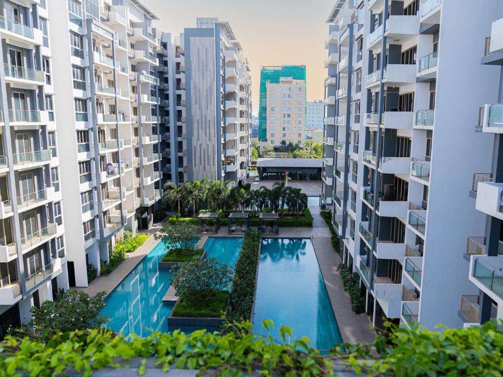 uma vista aérea de uma piscina entre dois edifícios em 85 SOHO Hotel & Apartment em Phnom Penh