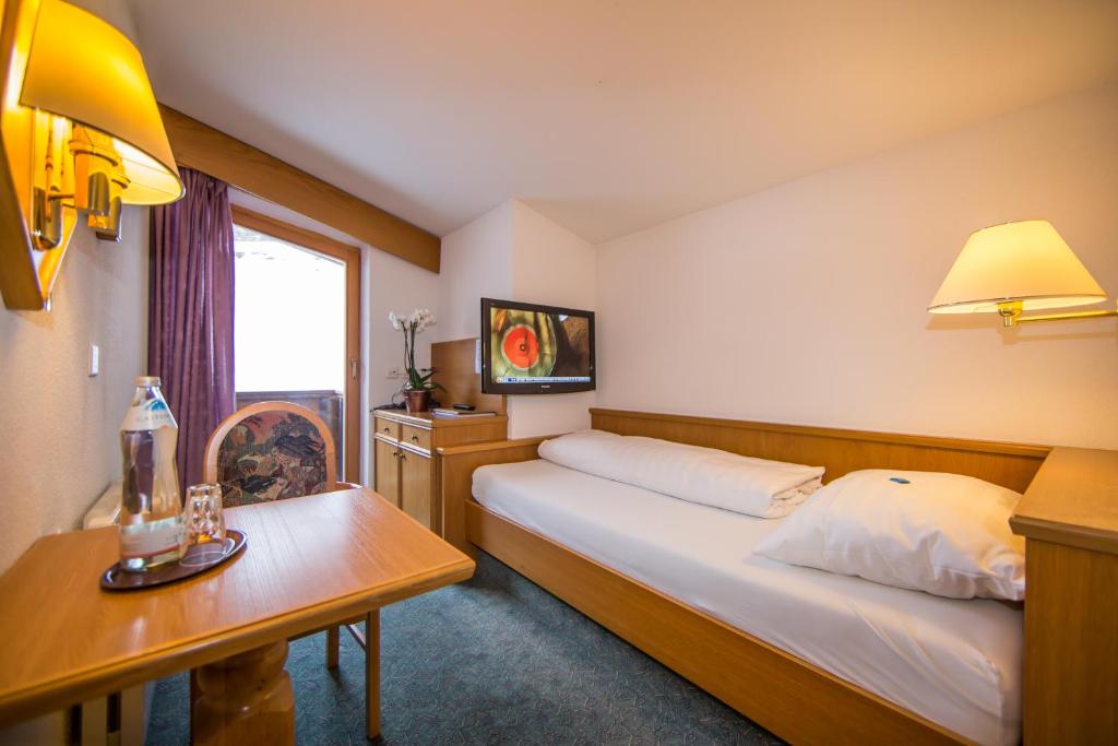 Rúm í herbergi á Hotel Cresta