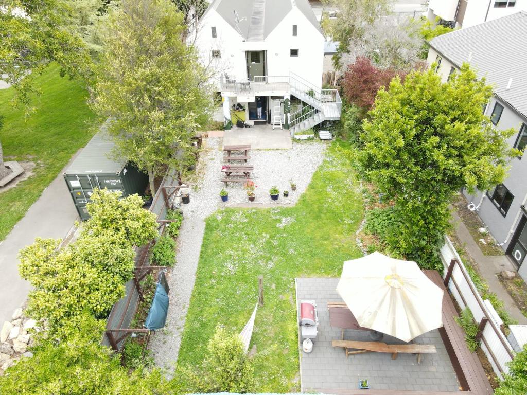 Around The World Backpackers - Resim 33