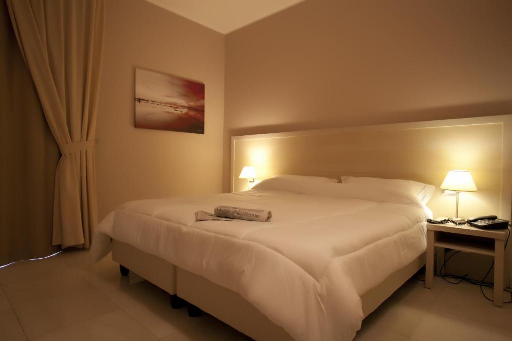 Łóżko lub łóżka w pokoju w obiekcie Hotel Tiziano