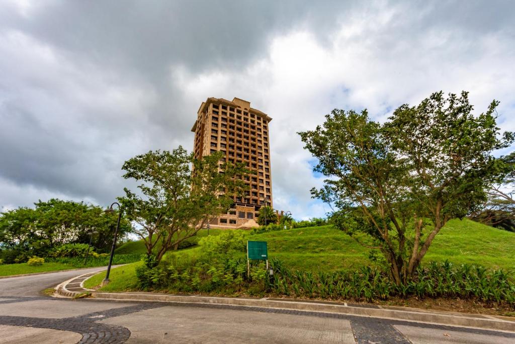 ein hohes Gebäude auf einem grünen Hügel in der Unterkunft Splendido Hotel in Tagaytay