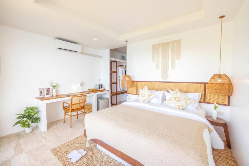 Postel nebo postele na pokoji v ubytování The AVA Resort Koh Tao