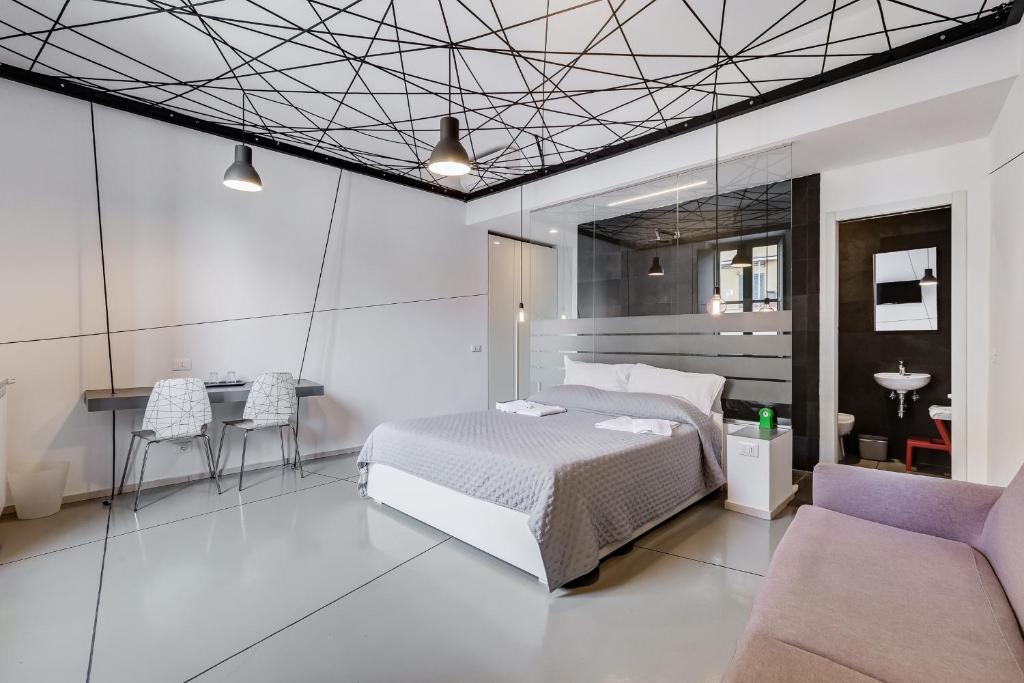 1 dormitorio con 1 cama, mesa y sillas en The Upper Suites, en Roma