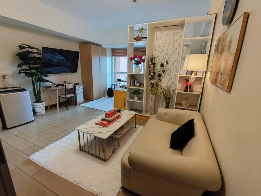 A2J Luxury Studio Venice Suite Near Venice Mall tesisinde bir oturma alanı