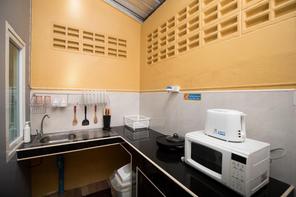 Kuchyň nebo kuchyňský kout v ubytování DKaYa Hostel