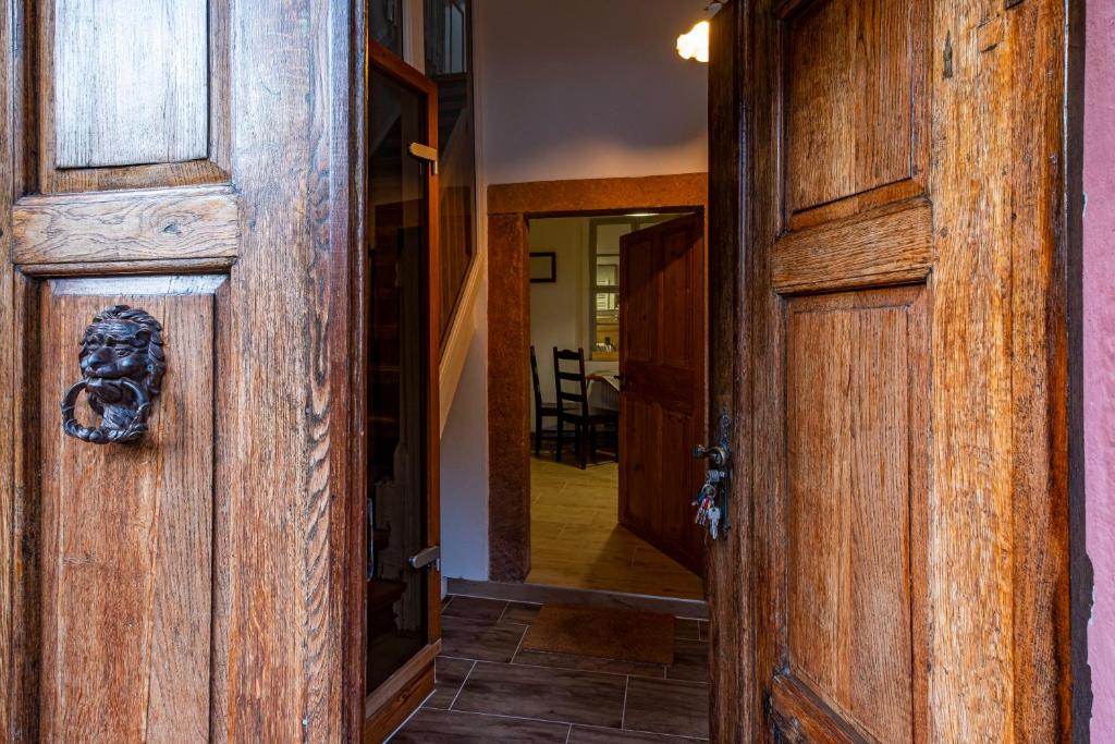 una puerta de madera abierta en una habitación con pasillo en Ferienhaus Muldenschlösschen, en Colditz