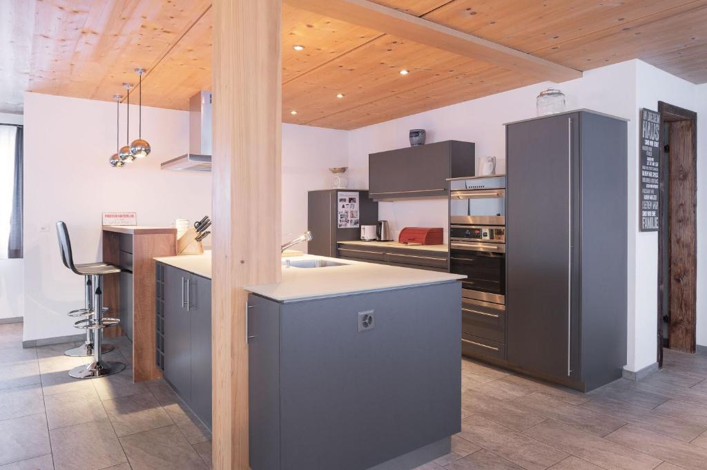 una cucina con piano cottura e piano di lavoro di Apartment Renata a Grindelwald