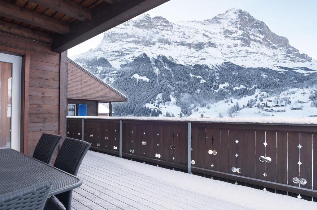 Vista generica sulle montagne o vista sulle montagne dall'interno dell'appartamento