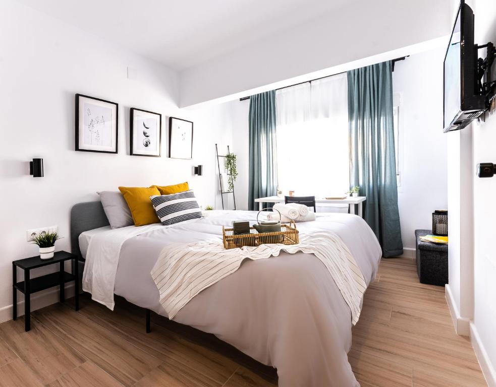 - une chambre avec un grand lit et des oreillers jaunes dans l'établissement Nordik Rooms Urban - Centro "Helsinki", à Malaga