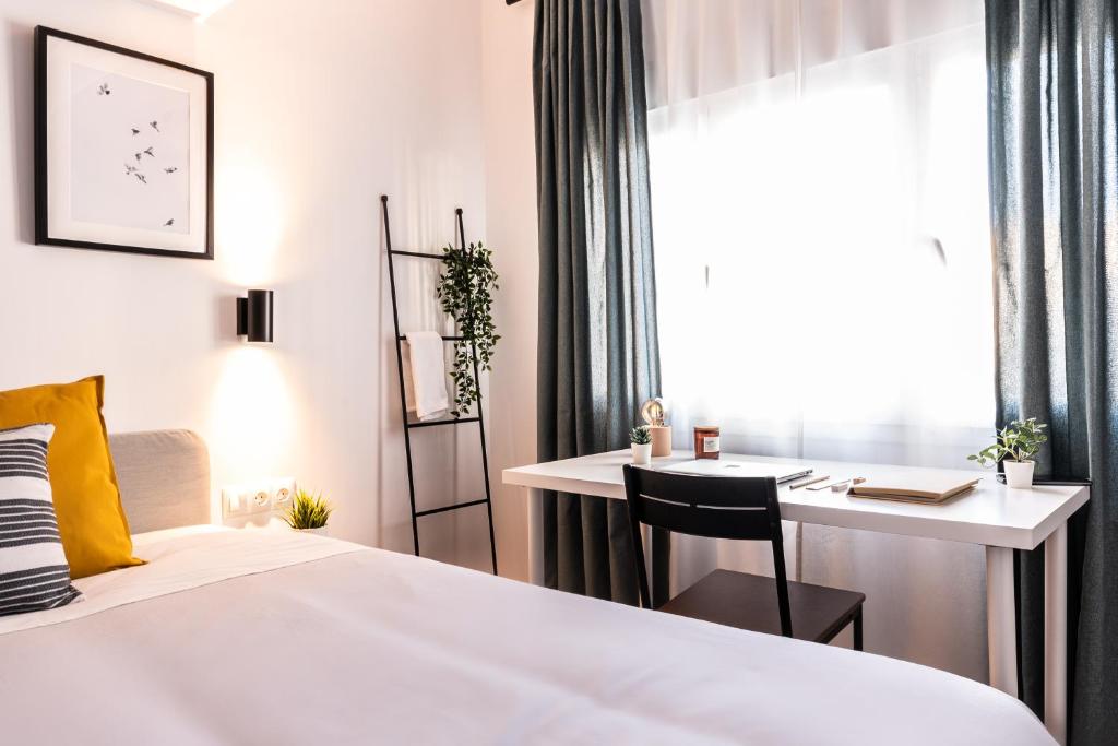 A bed or beds in a room at Nordik Rooms Urban - Centro "Helsinki"