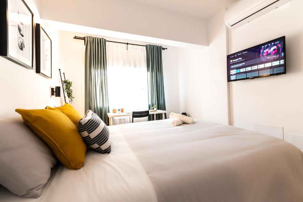 A bed or beds in a room at Nordik Rooms Urban - Centro "Helsinki"