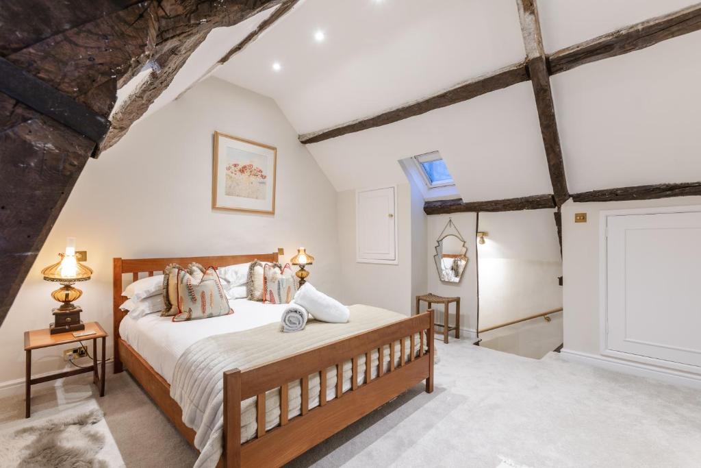 a bedroom with a bed in a room at Bankside Cottage in Blockley