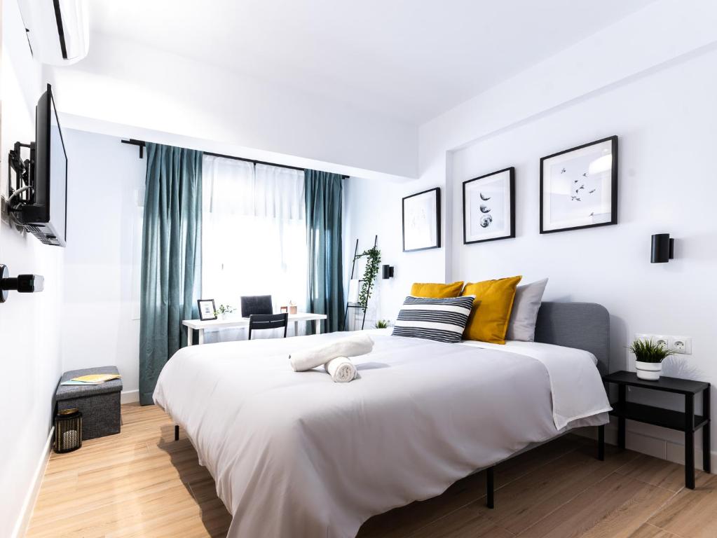 A bed or beds in a room at Nordik Rooms Urban - Centro "Helsinki"