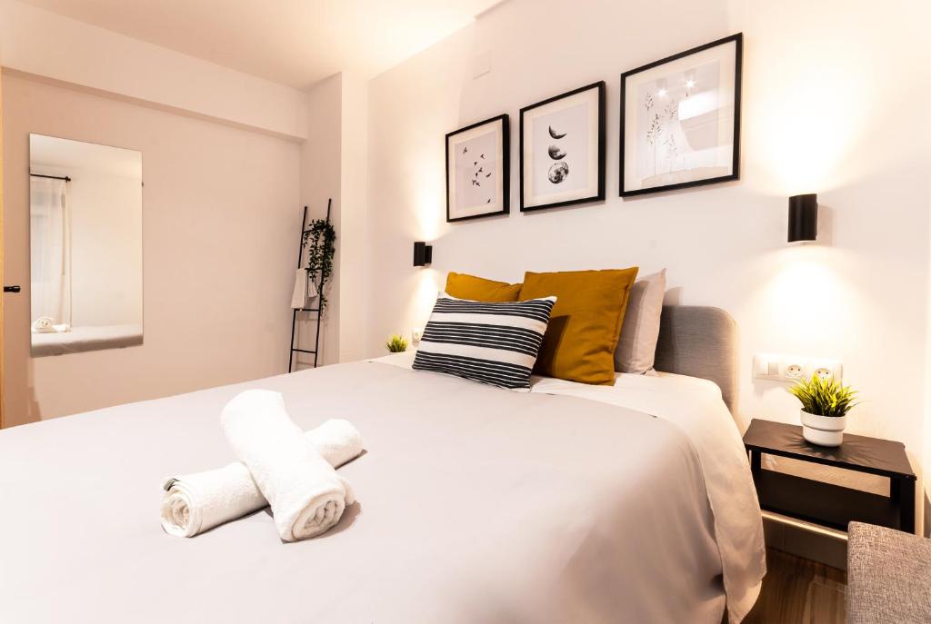 A bed or beds in a room at Nordik Rooms Urban - Centro "Helsinki"