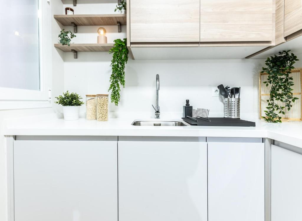 A kitchen or kitchenette at Nordik Rooms Urban - Centro "Helsinki"