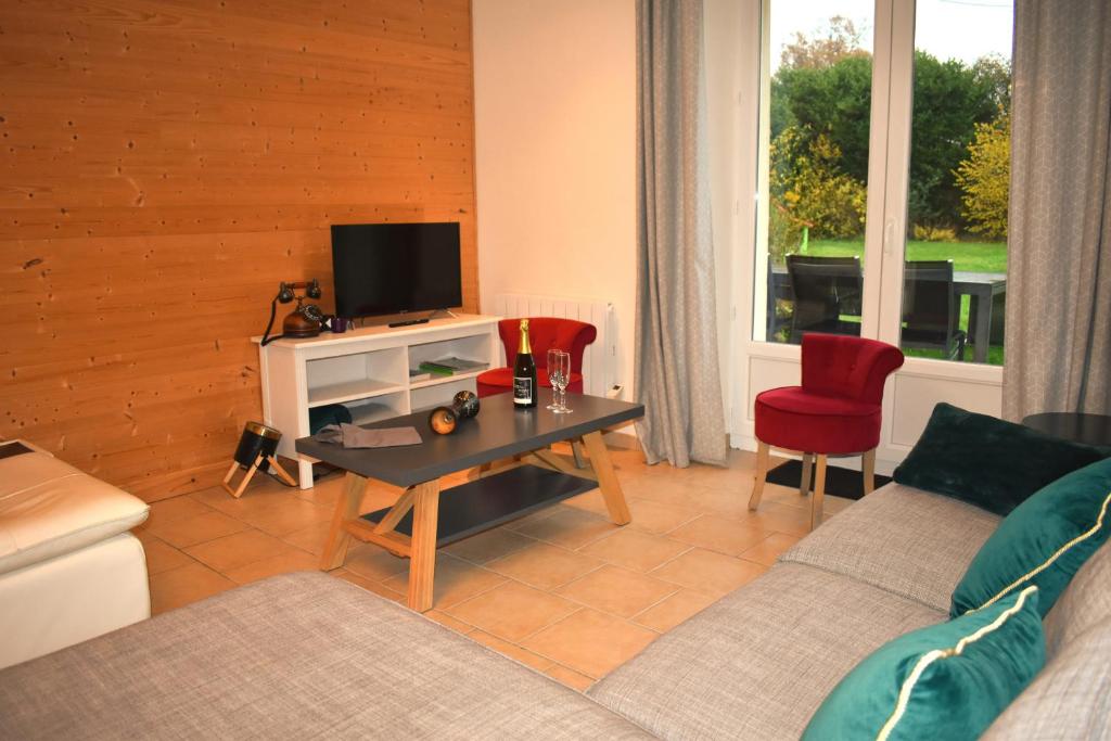 TV a/nebo společenská místnost v ubytování L'Îlot Pomme Cottage