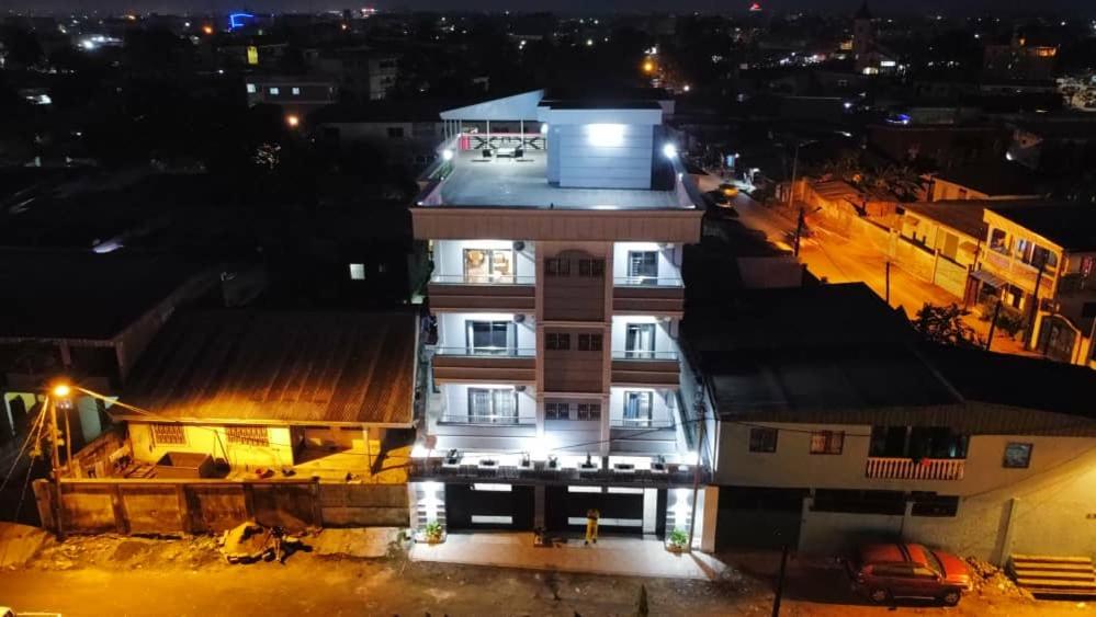 um edifício com uma luz em cima à noite em Résidence Fé em Douala