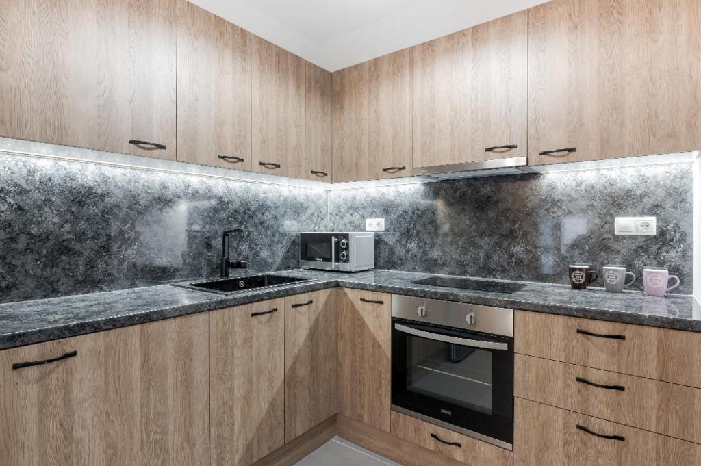 Kuchyňa alebo kuchynka v ubytovaní Iosifina Cosy Apartment