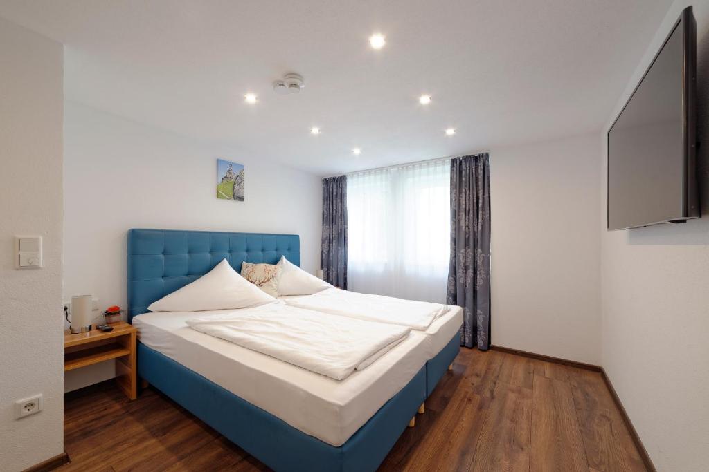 Ein Bett oder Betten in einem Zimmer der Unterkunft Hotel Bayerisch Meran