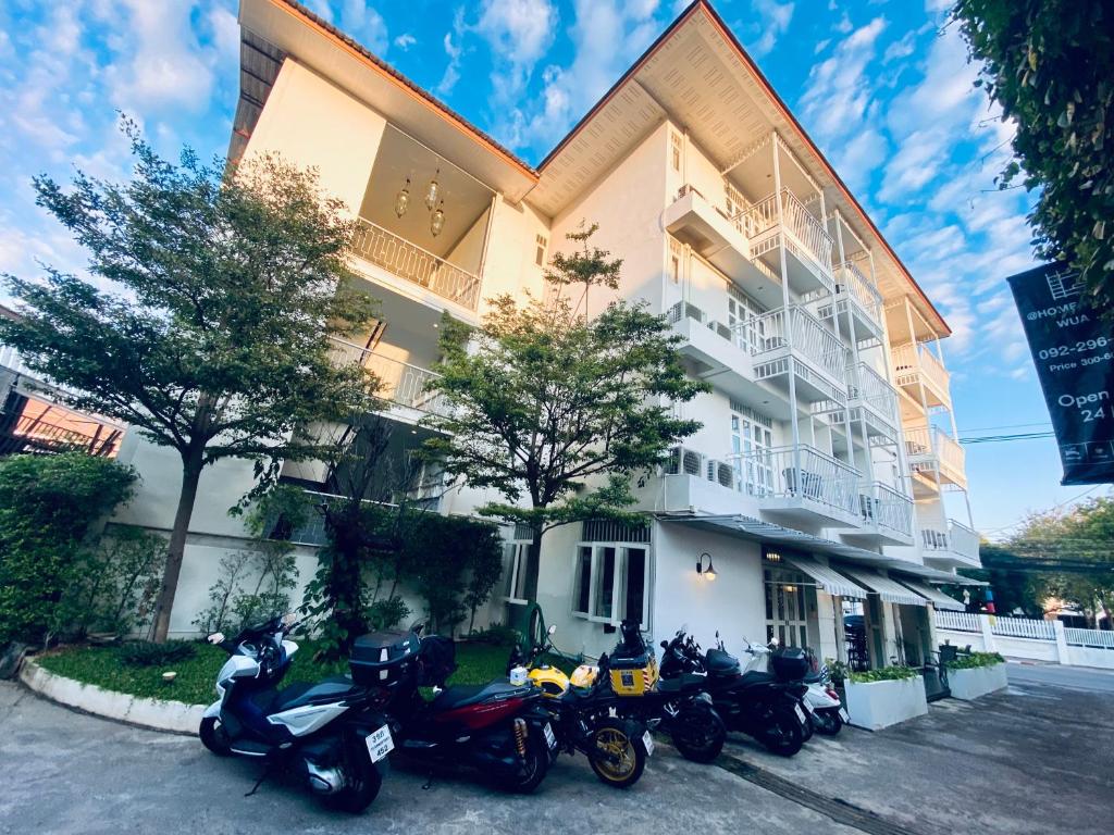 un groupe de motocycles garés devant un bâtiment dans l'établissement Casa VESPA at WUA LAI Boutique Hotel Chiang Mai, à Chiang Mai