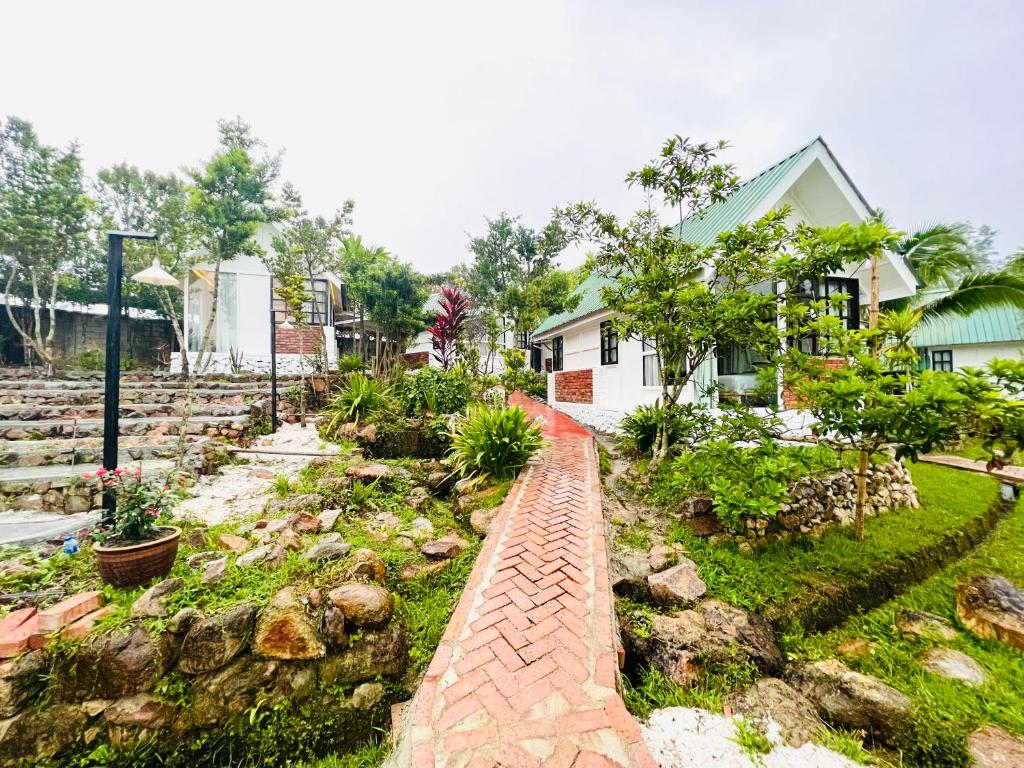 a brick pathway in front of a house at KASIH SAYANG Farmstay山下人家 in Kluang