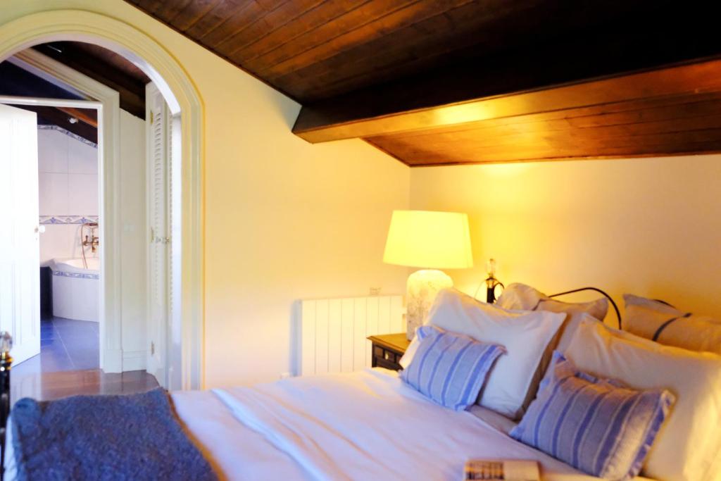 Postel nebo postele na pokoji v ubytování Villa Várzea - Country Suite