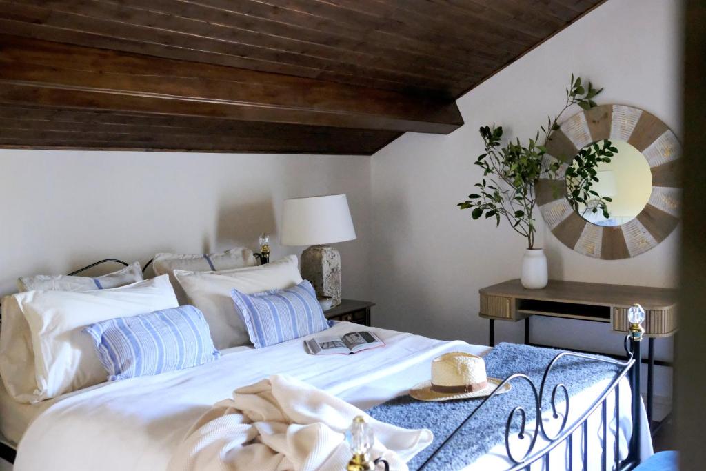 a bedroom with a large white bed and a mirror at Villa Várzea - Country Suite in Ginetes