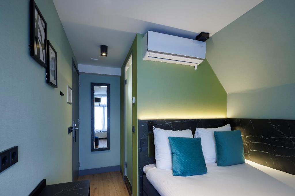 Postel nebo postele na pokoji v ubytování Ciao Papa Hotel Amsterdam Central Station