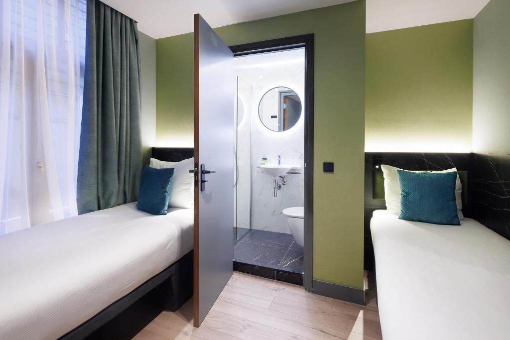 Postel nebo postele na pokoji v ubytování Ciao Papa Hotel Amsterdam Central Station