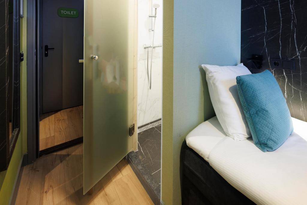 Postel nebo postele na pokoji v ubytování Ciao Papa Hotel Amsterdam Central Station