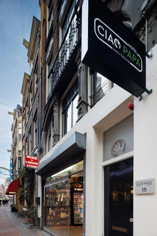 Supermarket nebo jiné obchody v  hotelu nebo okolí
