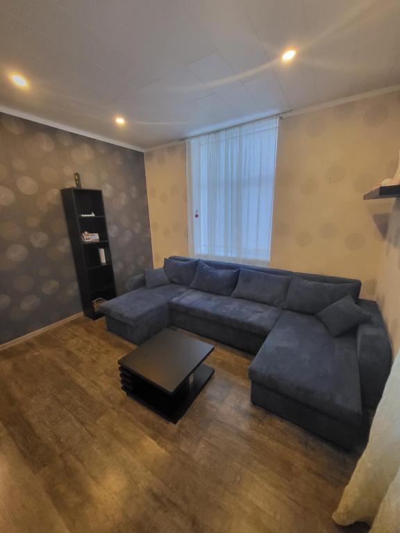 uma sala de estar com um sofá e uma mesa em Kiviõli Apartment em Kiviõli