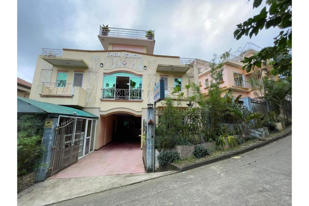 um grande edifício com um portão em frente em OYO 926 Casa Venicia Caticlan em Boracay