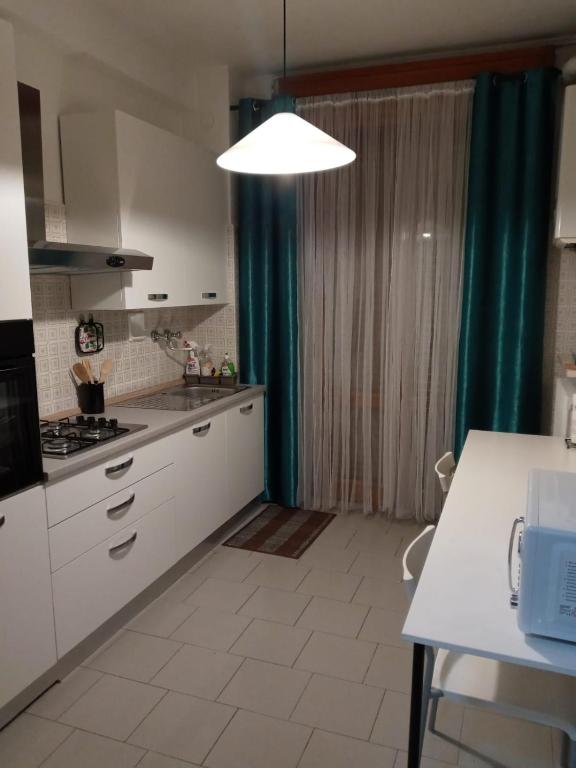 A kitchen or kitchenette at Sara