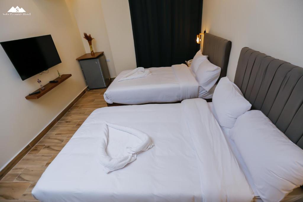 Postel nebo postele na pokoji v ubytování Sofia Pyramids Hotel