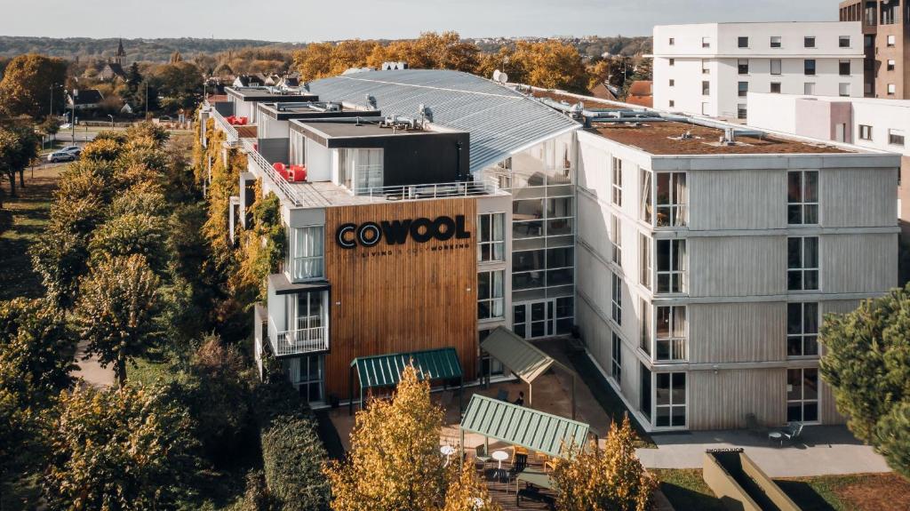 une vue aérienne sur le bâtiment frigorifique dans l'établissement COWOOL Cergy, à Cergy