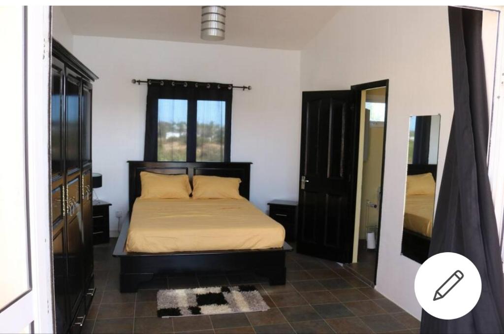 um quarto com uma cama e um espelho em Relaxing 3 bedrooms Duplex with swimming pool em Grand Gaube