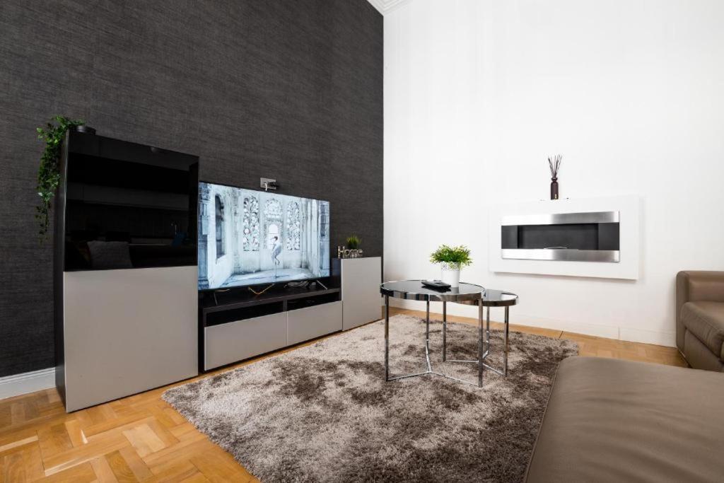 Televízia a/alebo spoločenská miestnosť v ubytovaní Deluxe Quentin Home next to the Fashion Street