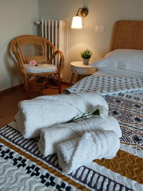 Łóżko lub łóżka w pokoju w obiekcie B&B La Rocca