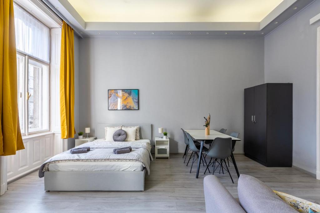 Posteľ alebo postele v izbe v ubytovaní Downtown Apartment in the Heart of Budapest