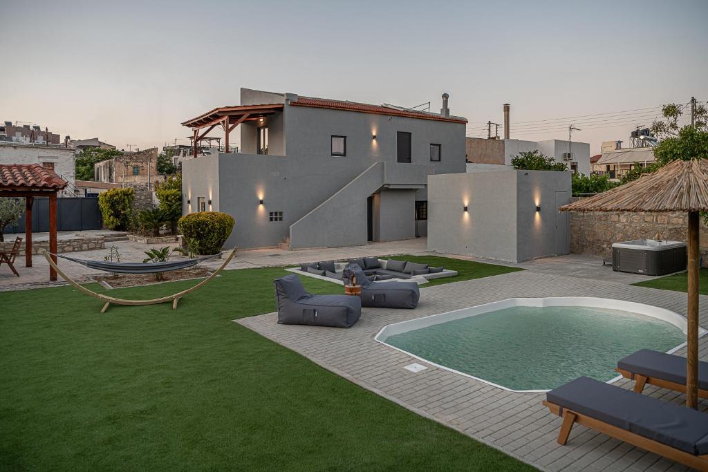 Bazén v ubytovaní SivasZen Luxury Villa, with Heated Pool & Spa Whirlpool, By ThinkVilla alebo v jeho blízkosti