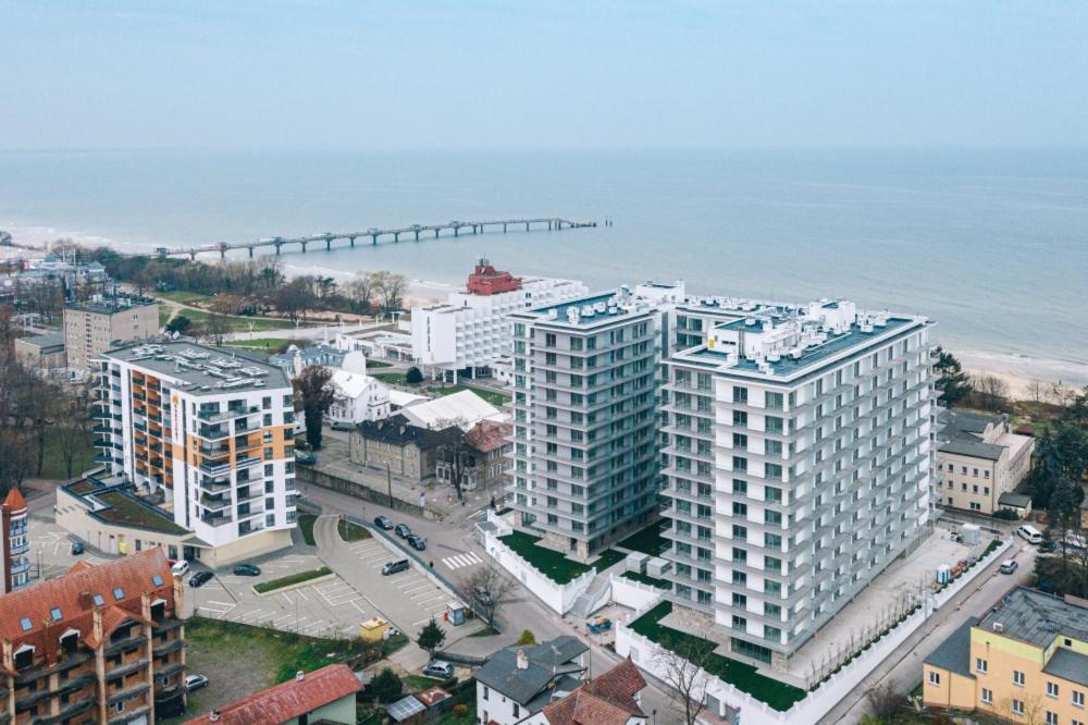 z powietrza widok na miasto z oceanem w obiekcie Balticus Apartamenty Standard Promenada Gwiazd 14 w mieście Międzyzdroje