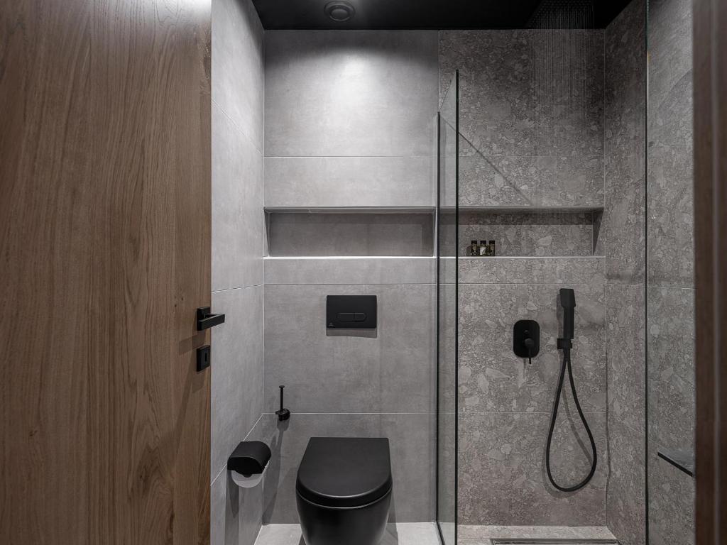 Kúpeľňa v ubytovaní SivasZen Luxury Villa, with Heated Pool & Spa Whirlpool, By ThinkVilla