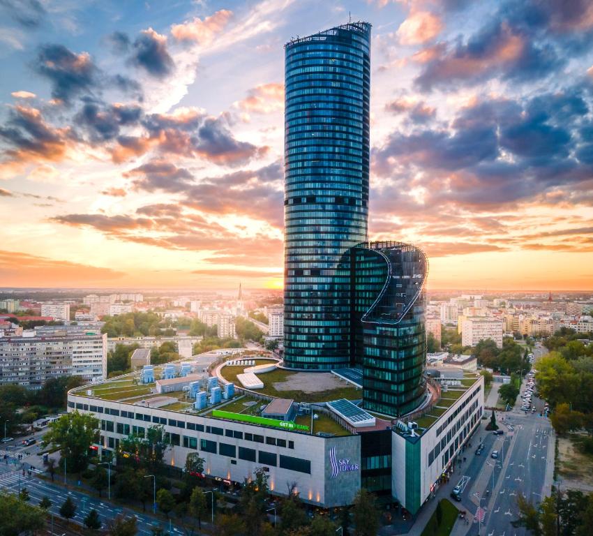 un montage d'un grand bâtiment dans une ville dans l'établissement Apartamenty Sky Tower, à Wrocław