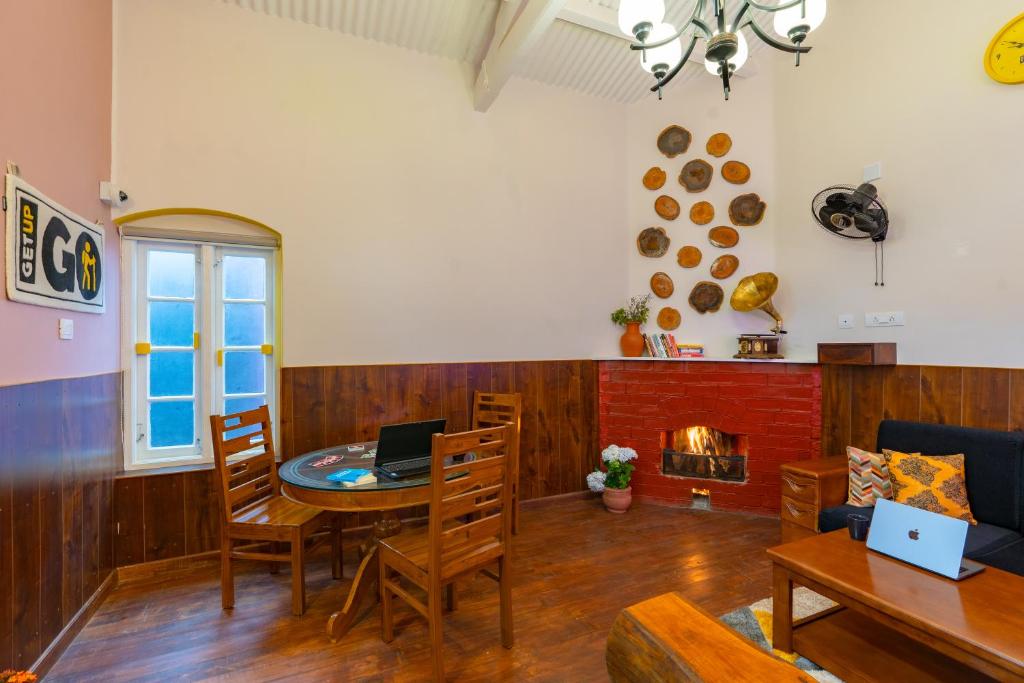 Posezení v ubytování The Hosteller Ooty