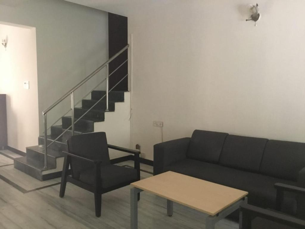Posezení v ubytování Roshini Serviced Apartments